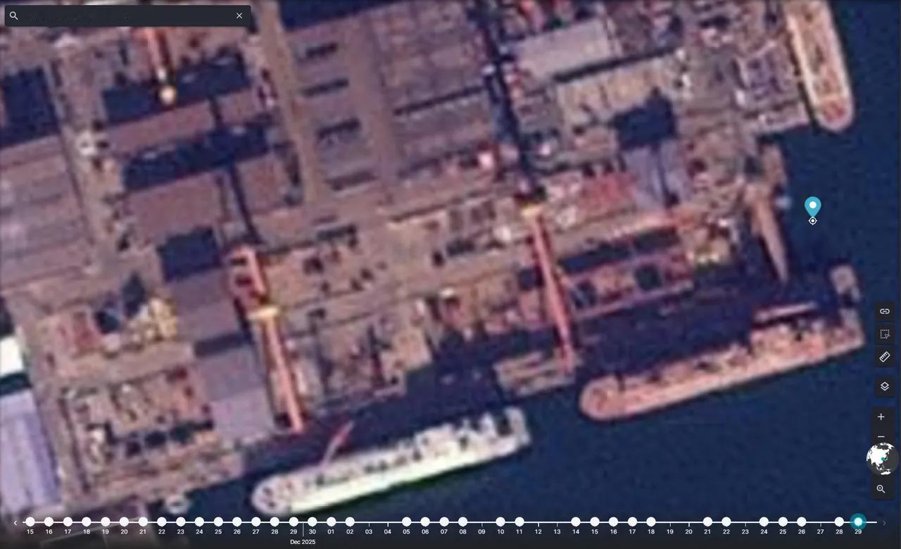 004航母的机库侧壁已经出现了一部分，估计春节前我们就能看到004航母水线下船