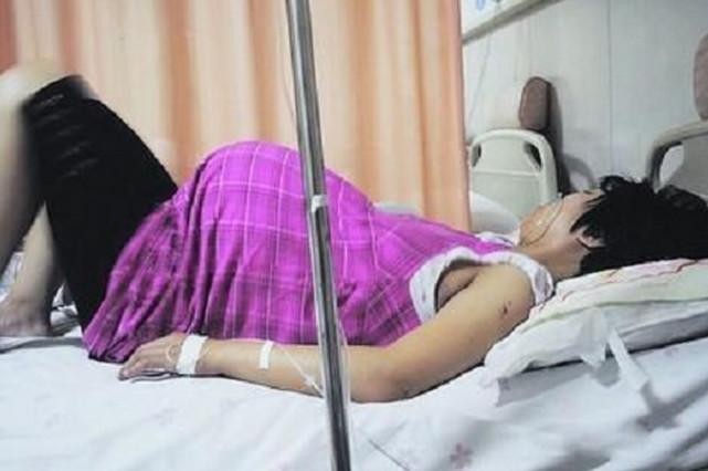 宝妈辛苦产下龙凤胎, 一觉醒来却找不到女儿, 婆婆的话让她愤怒不已