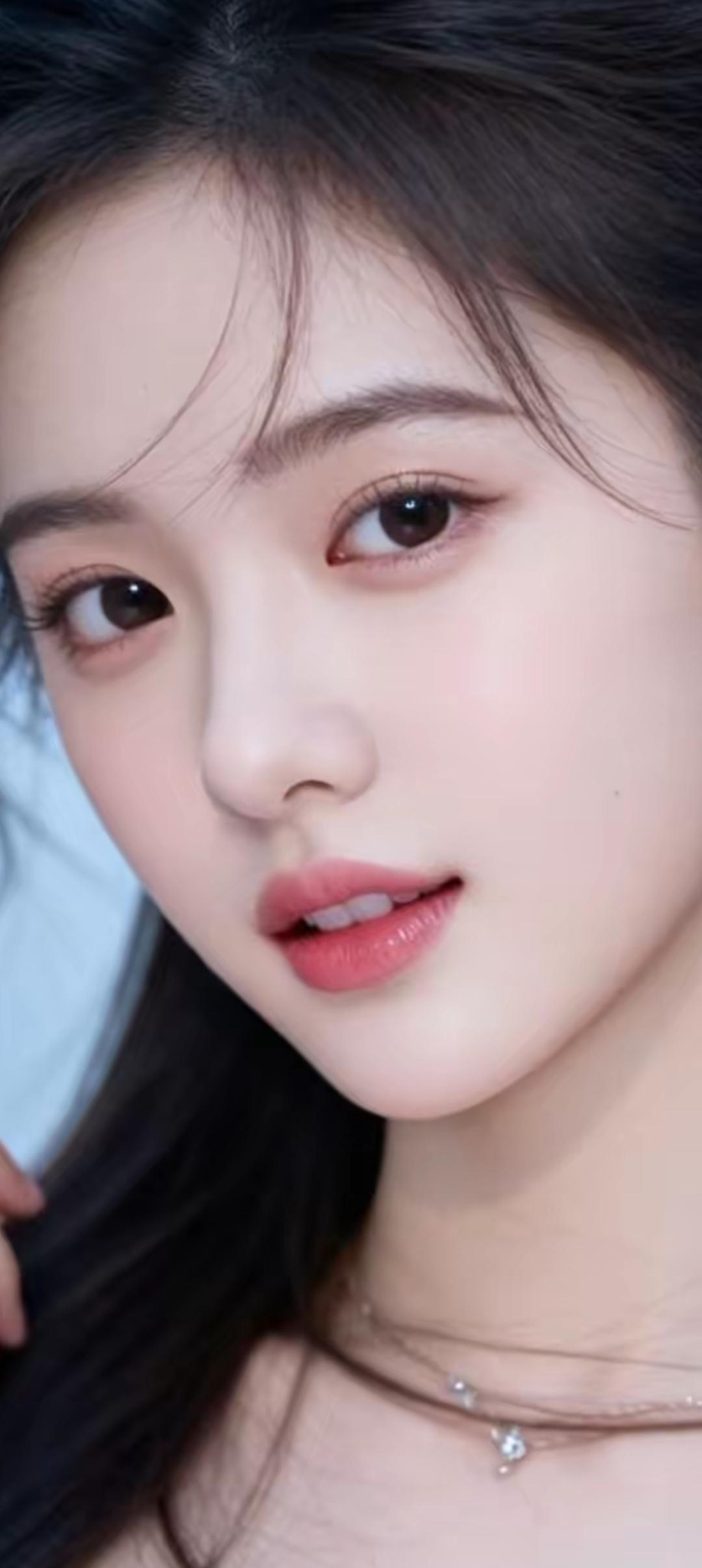 温柔甜美的少女，浅笑嫣然，宛如春日里的花朵。
