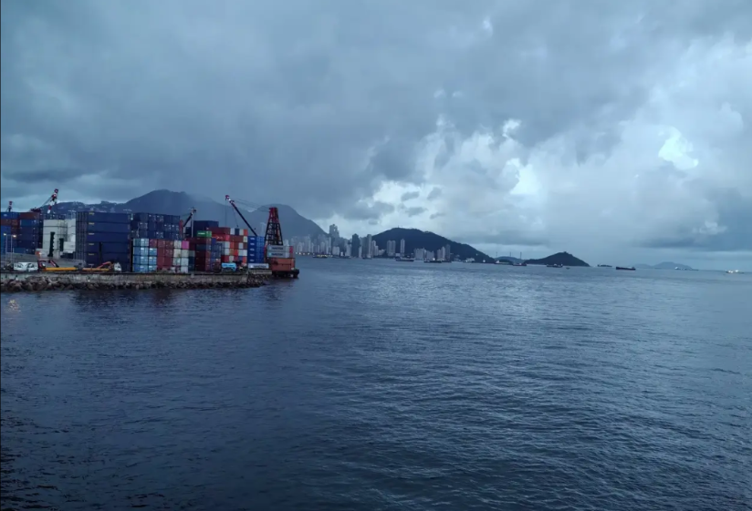 7月1日清晨，维多利亚港静悄悄的，她在安静地等待着山东舰航母战斗群的到来。我们