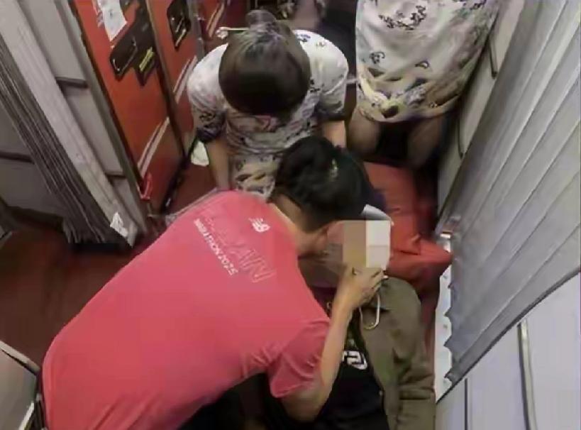 福州男子术后坐飞机，因败血症在飞机上身亡，9万元赔偿引发争议。李先生，是福建福