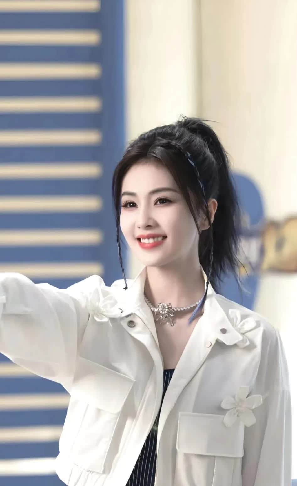 她签的是合同，不是卖身契于正一句“亲闺女”让全网酸了网友问：白鹿