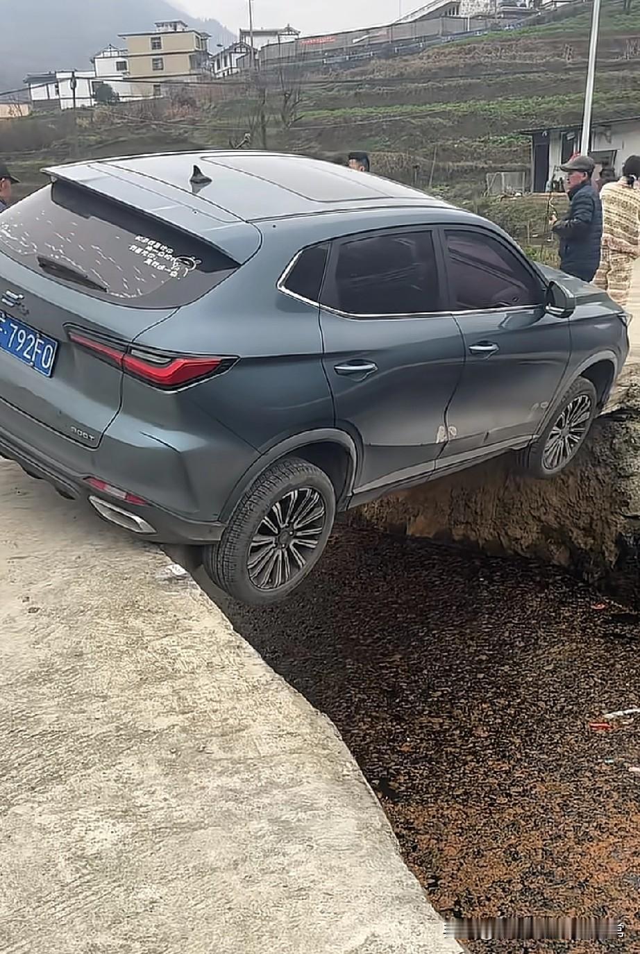 各位大神，这车怎么开上来贵州这位车主，怕是把过年的“社死名场面”承包了。