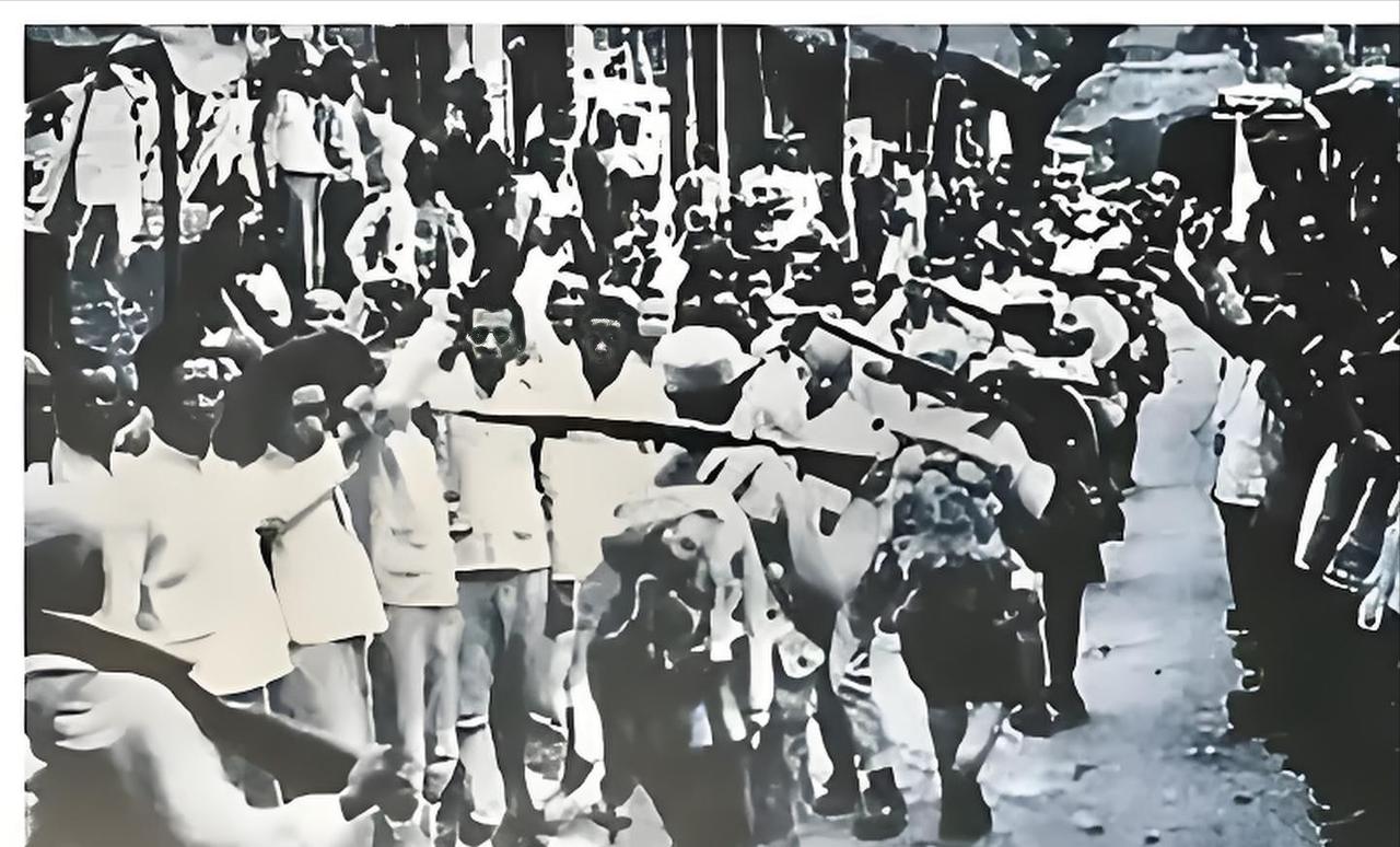 川军残兵背骨灰回川，路遇浑水袍哥劫道，老兵拿不出钱，含泪打开骨灰坛：这里装着我父