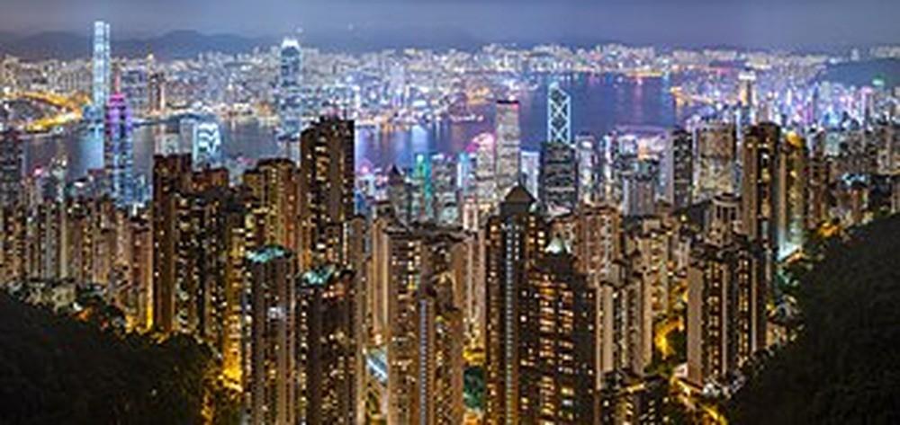 短短几年，香港与新加坡的经济差距从几十亿美元拉大到上千亿美元，曾经吸引全球富豪和