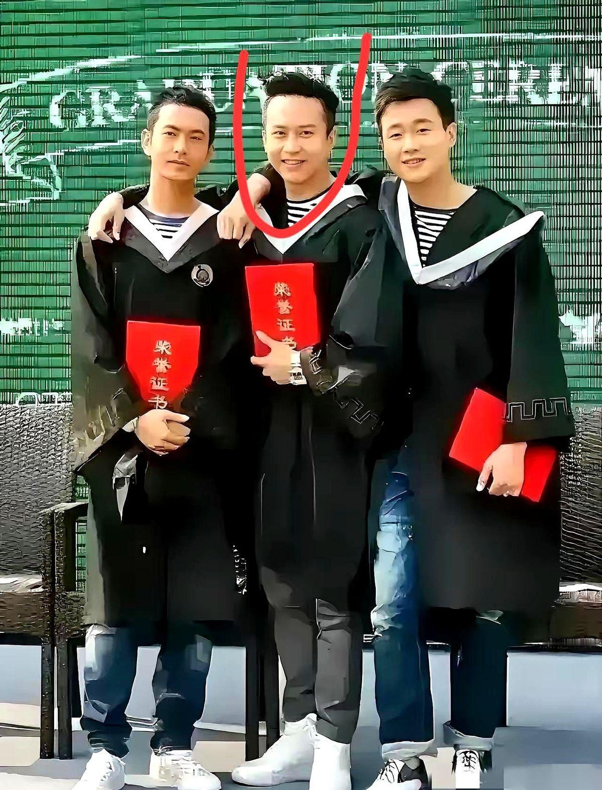 邓超笑得有多灿烂，旁边黄晓明的脸，就有多“好看”。真的，就差把“我不爽”三个字