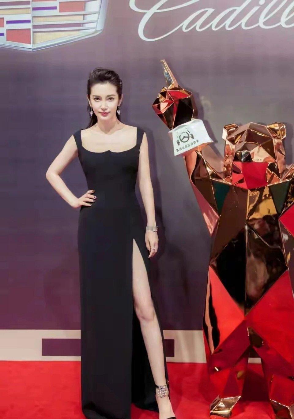 李冰冰的硬照表现力堪称内娱“气场教科书”！镜头前的她从不需要刻意凹造型，眼神是绝