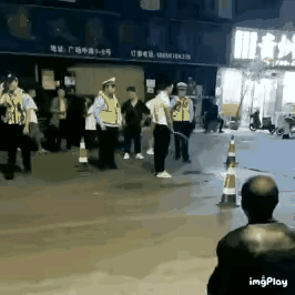 他收枪就跑，警察拔枪就追