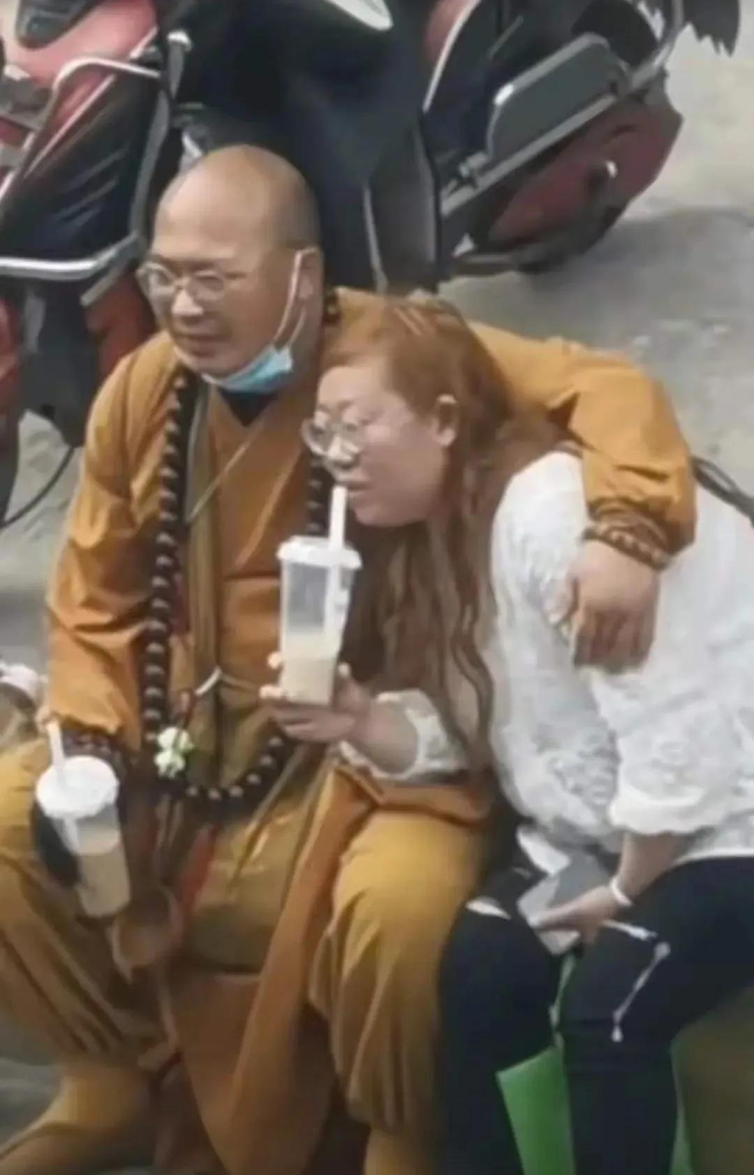 前些天有网传一位香客去拜佛，供品是一袋自家种的大米，结果被僧人扔了，还从僧人口中