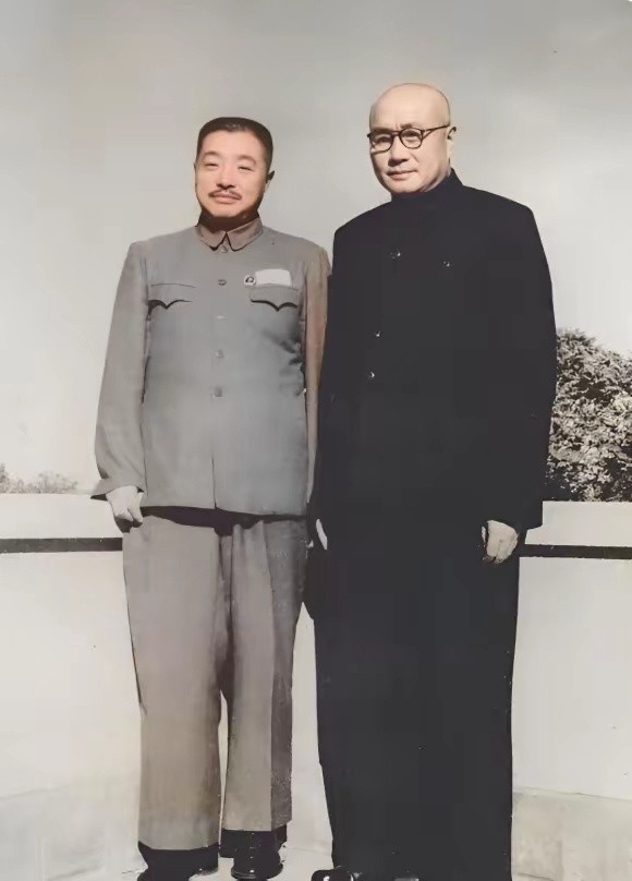 50年代初，贺龙和刘伯承留下了一张珍贵合影。当时刘帅任西南军政委员会主席，贺老总