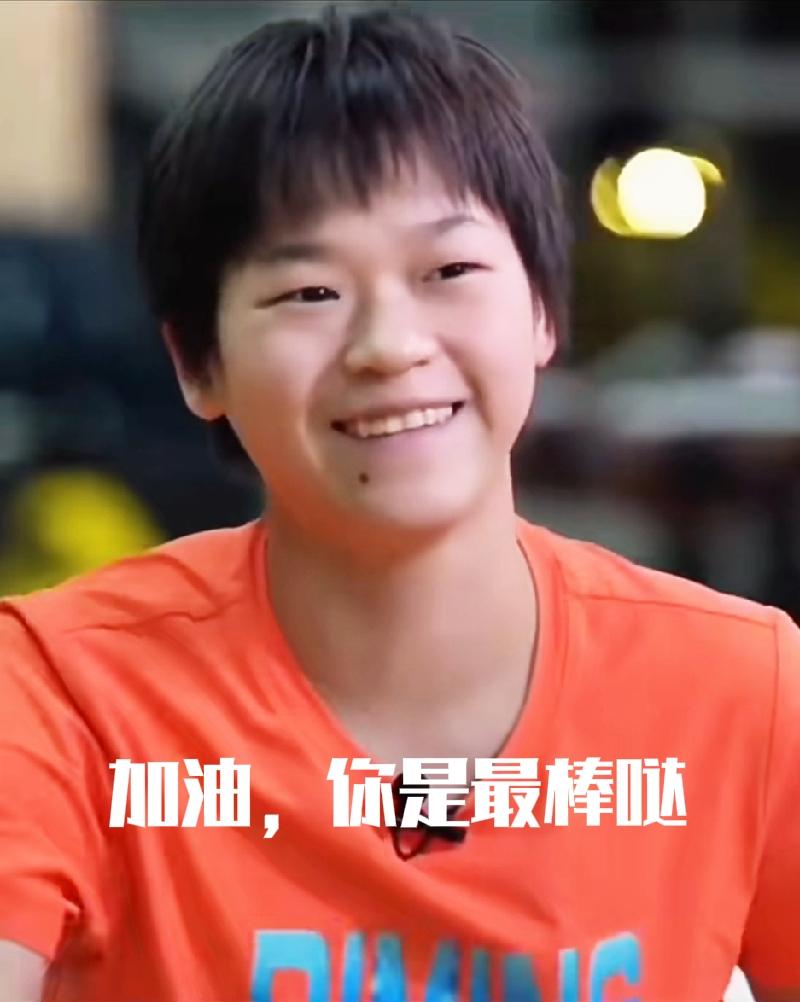 全红婵全运会送别太好哭了！大巴车外人山人海，粉丝追着车跑不听劝，这份对她的偏爱