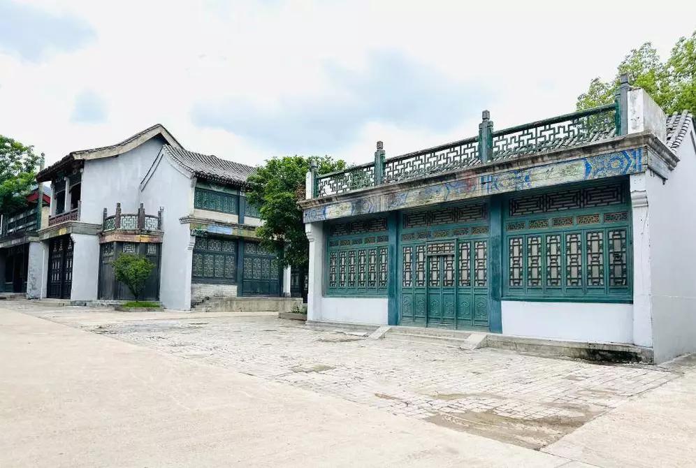 6月初物业突然开始收每天4元停车费，之前可都是免费的，业主觉得收费不合理很正常。