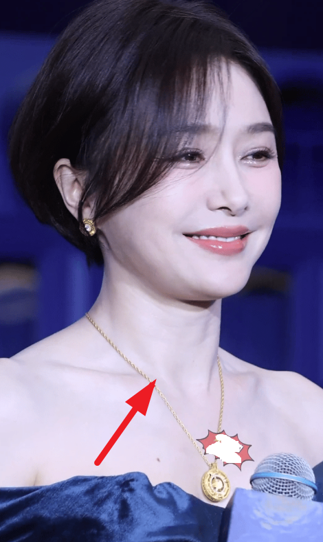 秦岚虽然脸保养得不错，但是颈部皱纹还是暴露了年纪