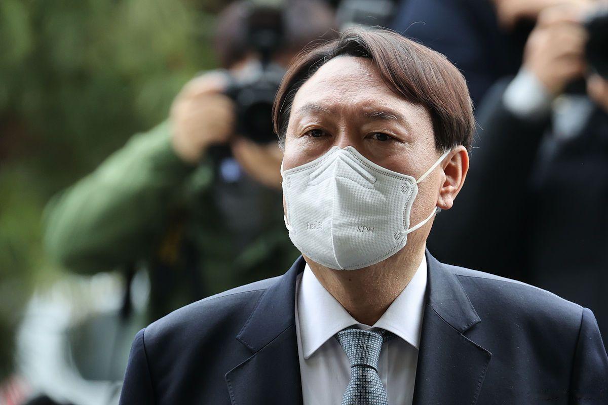 韩国前总统尹锡悦今天在法庭上火力全开，把检方指控全盘推翻！这可不是普通官司，背后
