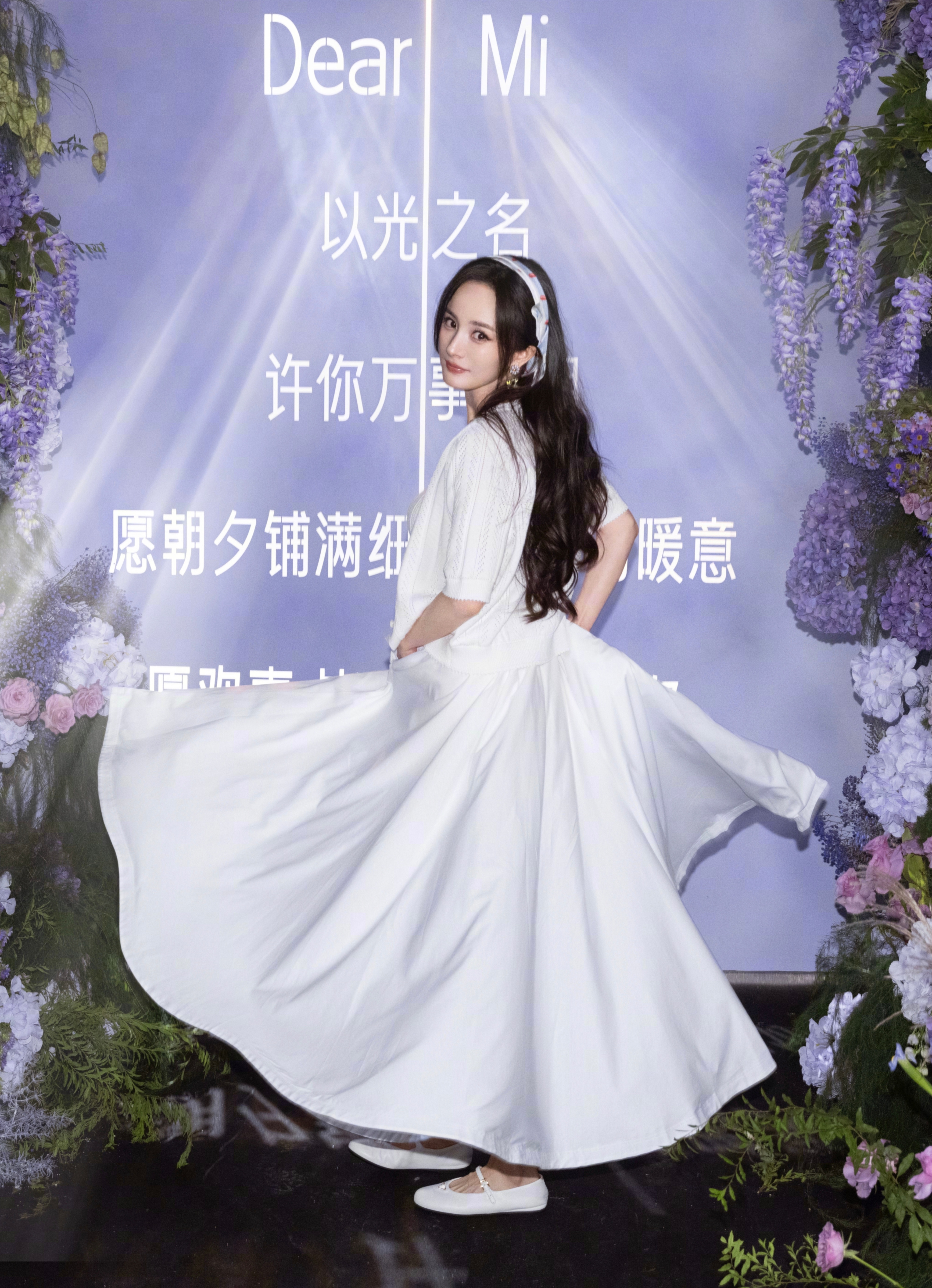 杨幂·花海白裙，腰肢纤细，颜值与氛围感双双封神✨