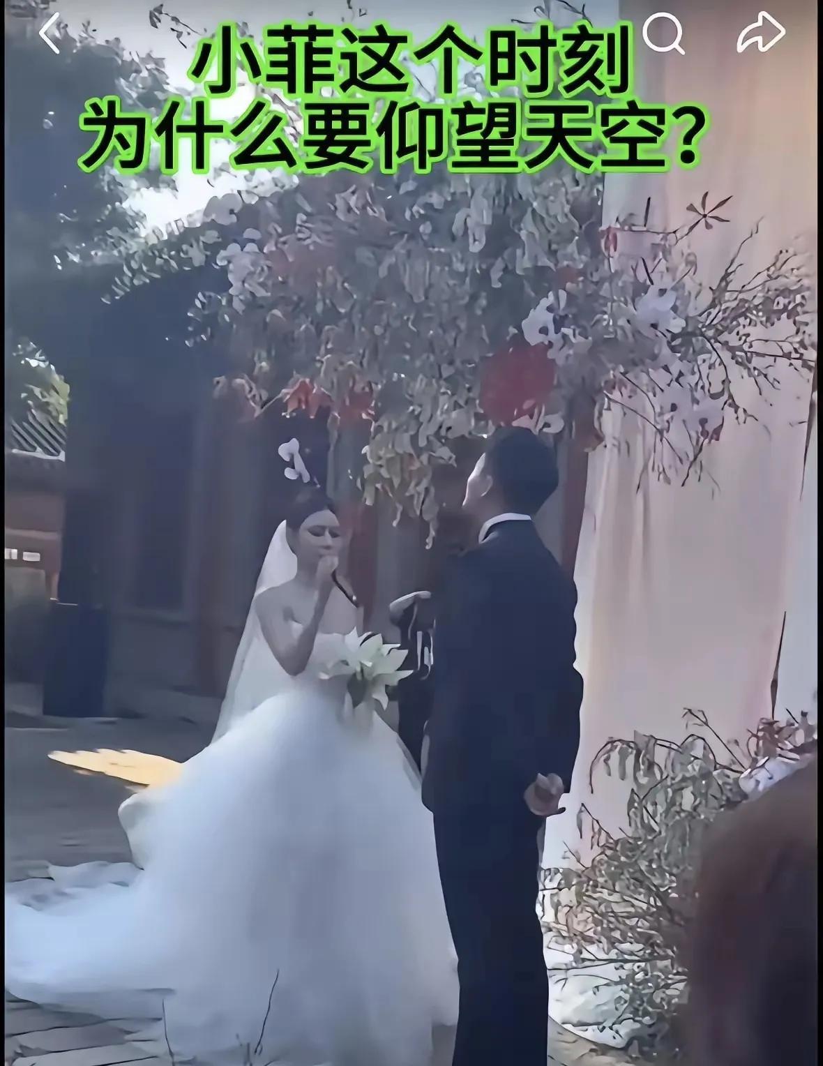 之所以会有人觉得汪小菲在跟马筱梅宣读婚礼誓词的时候分心了，主要是马筱梅拿着话筒对
