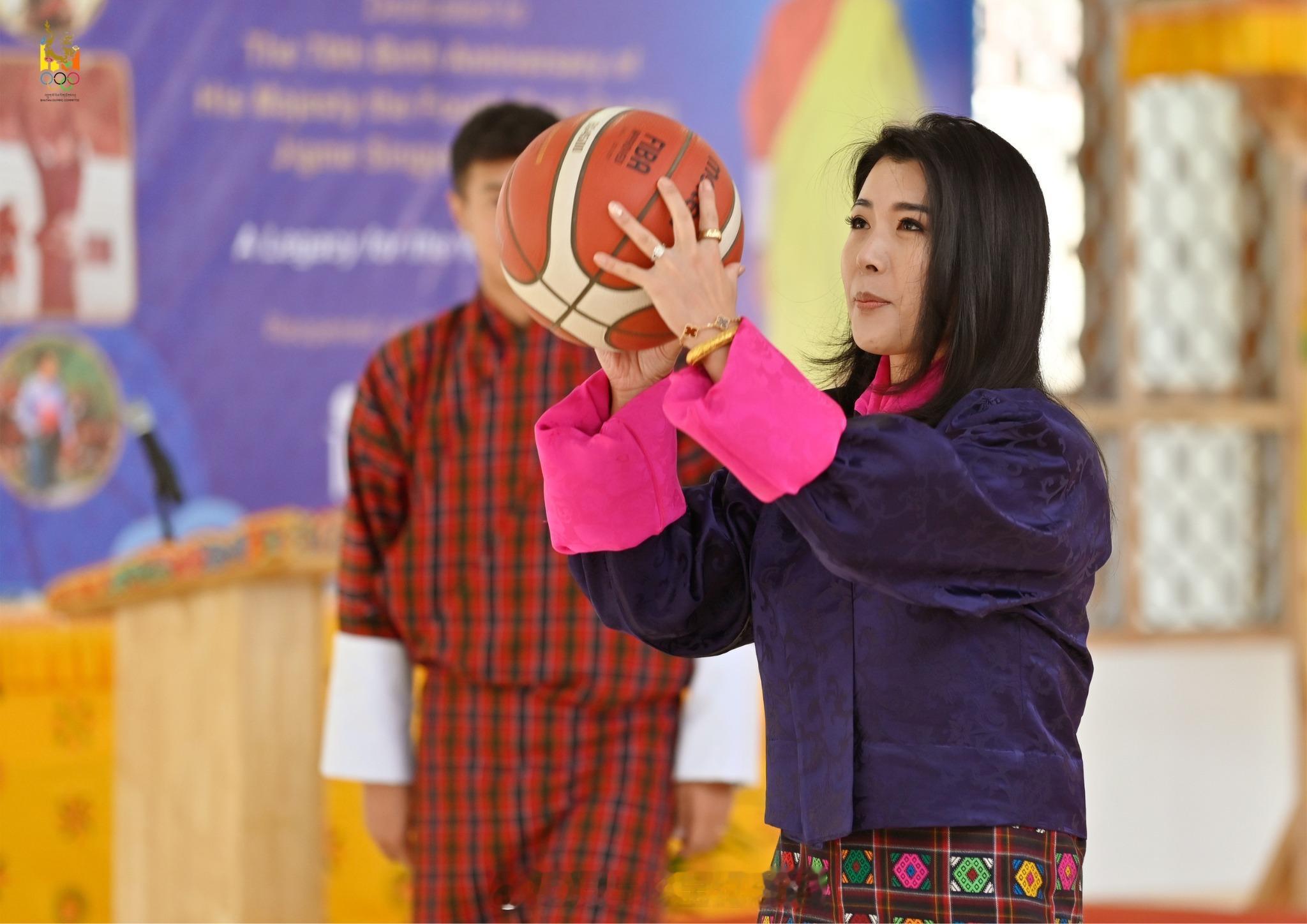 王室王室不丹王室县城篮球馆翻新，二王后发的当天活动的私照。大公主和四公主都很好