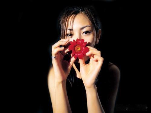 男人和女人在出轨这个问题上，很多方面是不同的。比如开始，往往都是男人主动、热