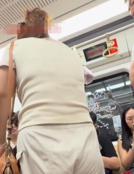 美国华裔在中国就“高人一等”？近日，一女子在地铁上指责路人不给自己的儿子让座，还