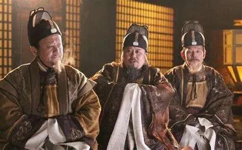 公元265年，司马炎逼曹魏末帝禅位，建立西晋。十五年后灭东吴，结束了三国近百年的
