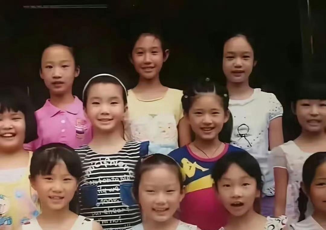 赵露思的小学毕业照辨识度极高，一眼就能认出，从小便展现出独特的明星气质，难怪日后