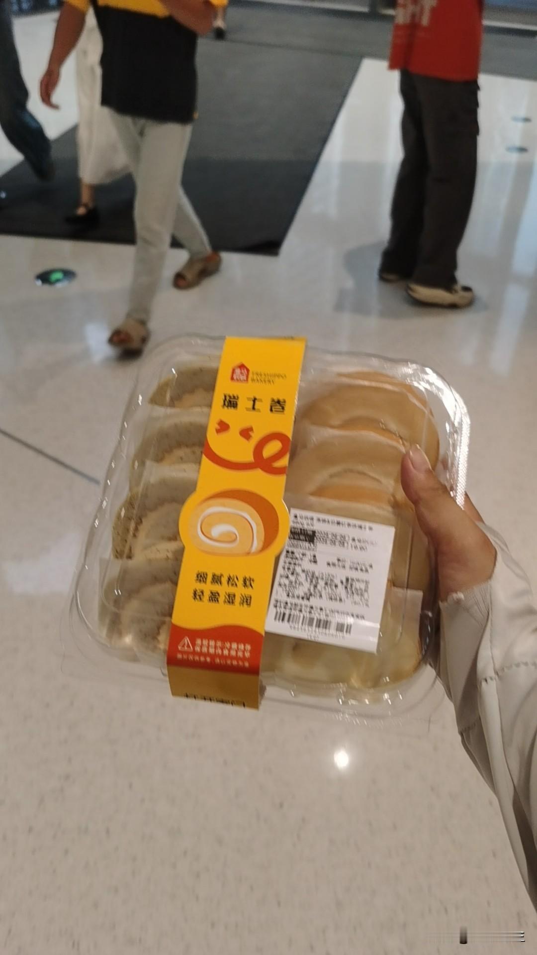 在深圳盒马随手拿的这款瑞士卷19.9元一盒，真的超出预期！蛋糕体细腻松软，入口轻