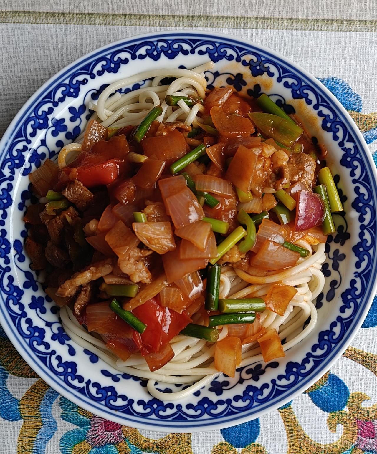 自己做的拉条子，因为条子是网上买的，不如饭馆的粗且有弹性外，其它的不比饭馆的差，