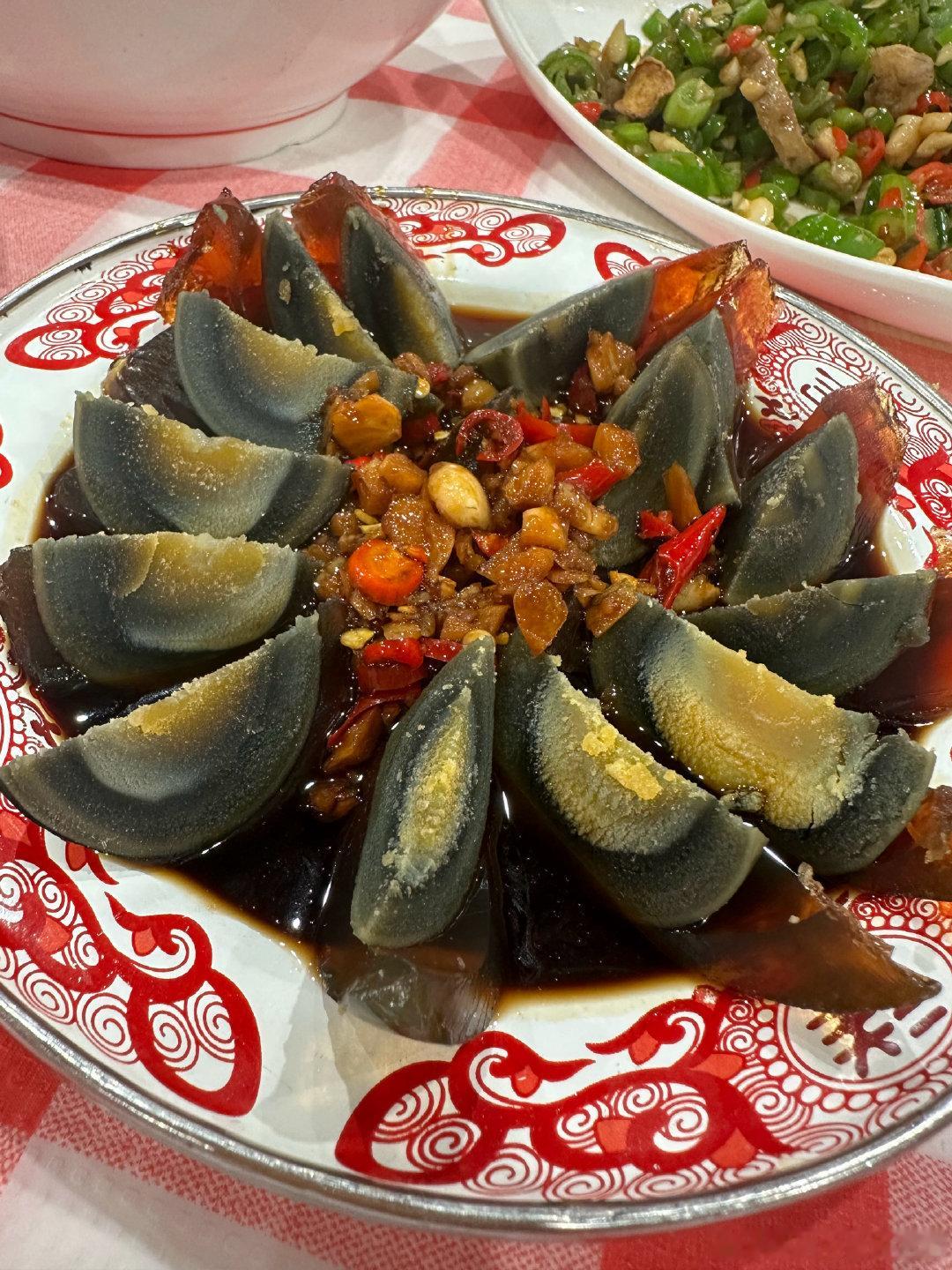 我一直都认为江浙的物价很高。昨天和朋友吃饭，4个菜150元我们都认为出了杭州，去哪都觉得物价便宜。但