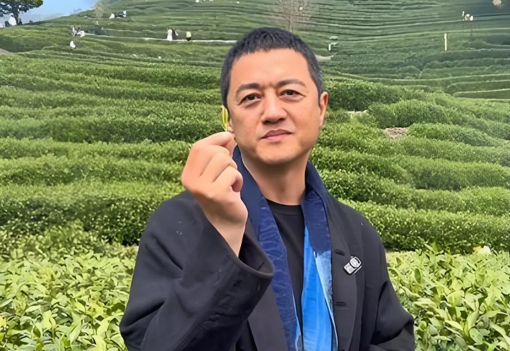 李亚鹏到今年5月已经欠债大约6465万元，如果算上他2022年公司被强制执行的4