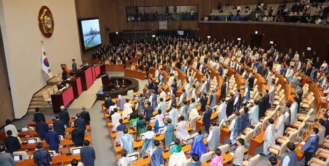 9月1日，在韩国国会定期全体会议开幕式上，共同民主党与国民力量党通过截然不同的着