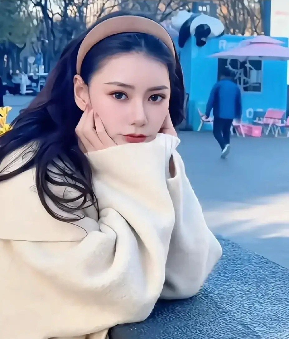 面对网友说的“”生孩子就是为了抢家产”的质疑，马筱梅的回答真的是清醒又通透。她先是反问：家产呢？我不