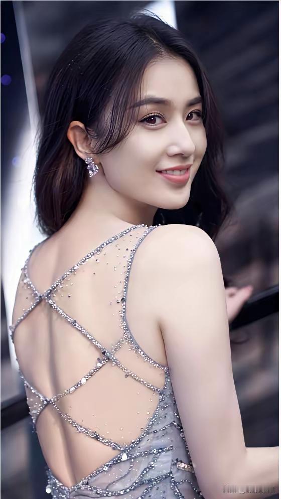 黄圣依和杨子分开那阵，多少人说她傻——俩儿子都那么大了，杨家的产业盘根错节，真要