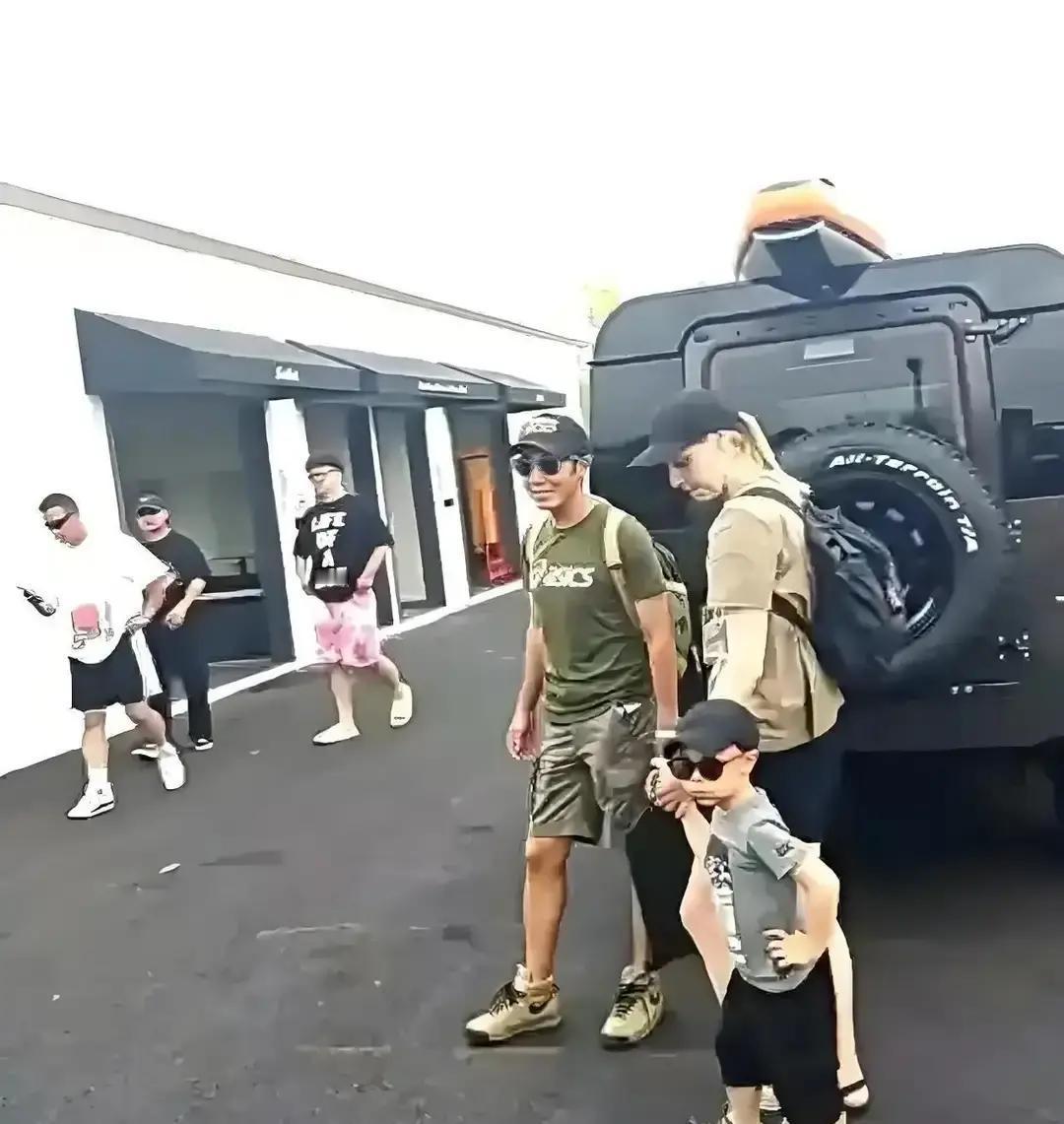 300万奔驰接娃，撒贝宁到底多富？接送孩子放学，他开的是奔驰AMGG63