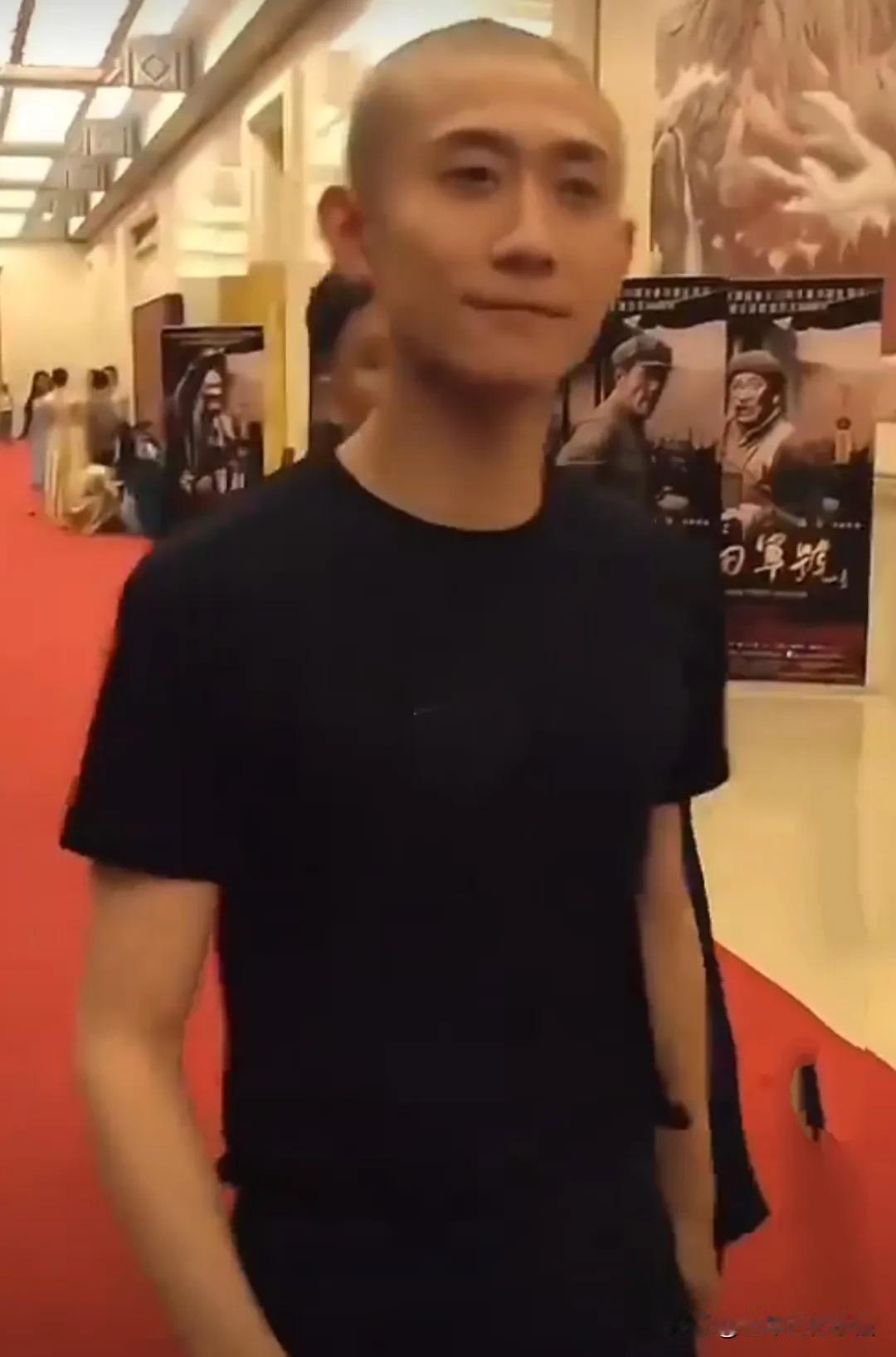 张一山光头亮相活动，黑色圆领T恤，紧身黑衣剧搭配小白鞋，看起来十分清爽，只是张一