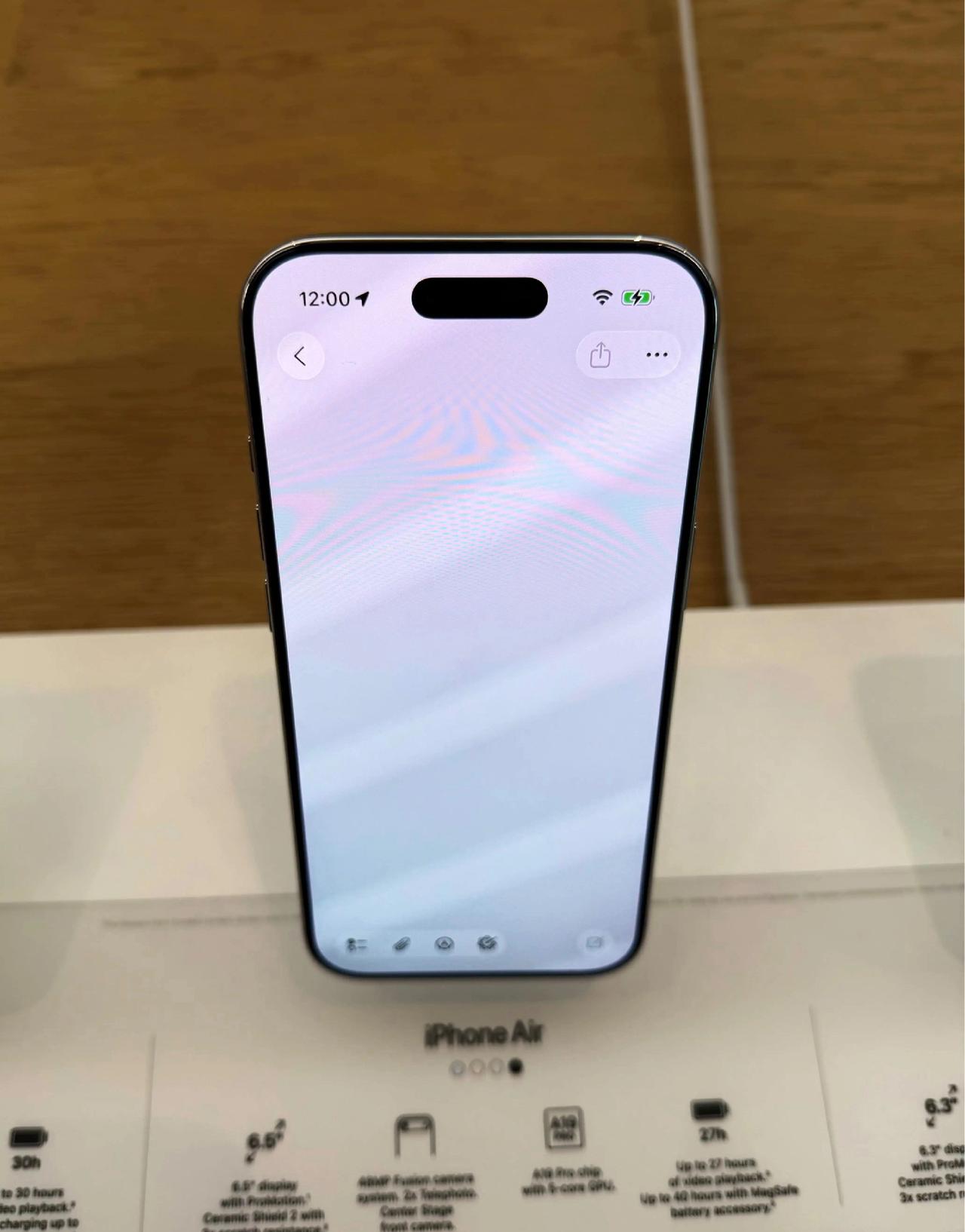 今年17Pro屏幕最好，Max是真的差。随便一家AppleStore