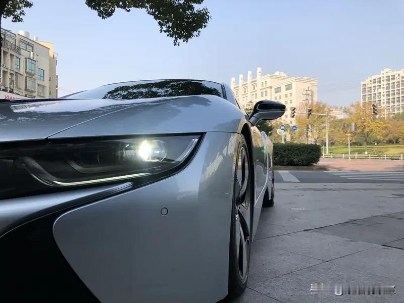 才跑八千公里就要换电池？大批宝马新能源车主弹出更换提醒，到底咋回事不少开宝