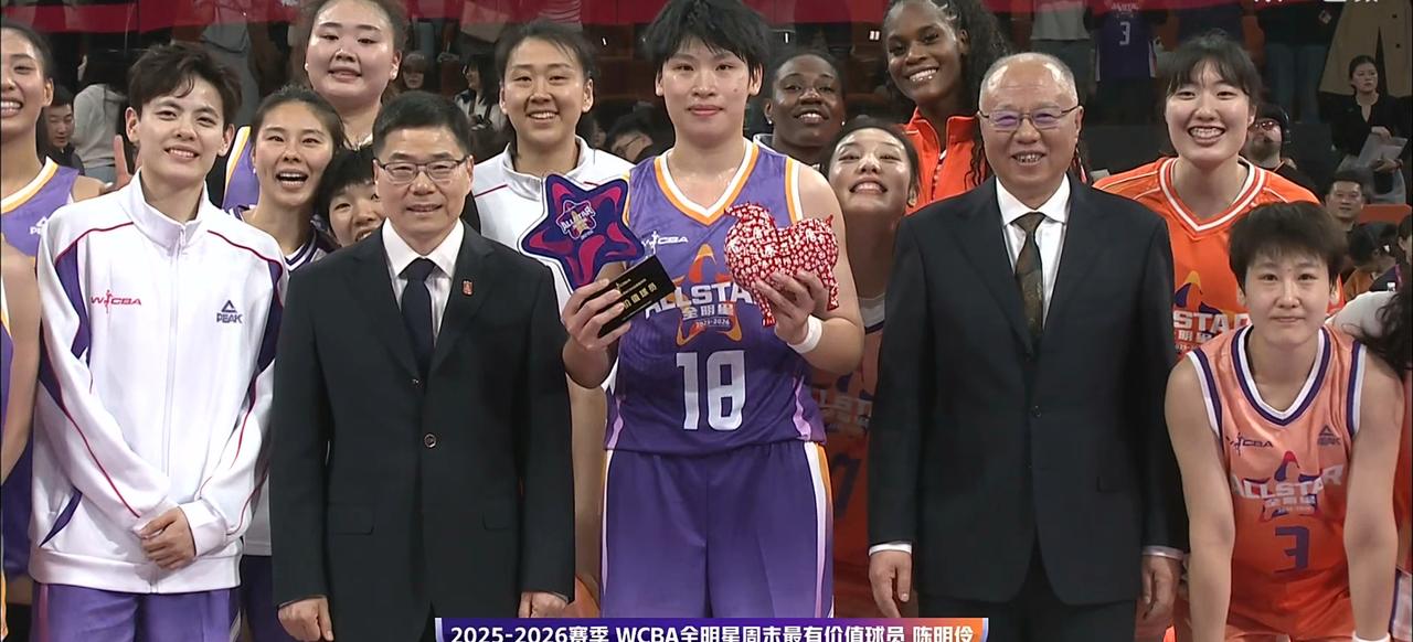 陈明伶近来在篮球圈颇受关注。在WCBA全明星正赛上，她发挥神勇，出战29分钟，1