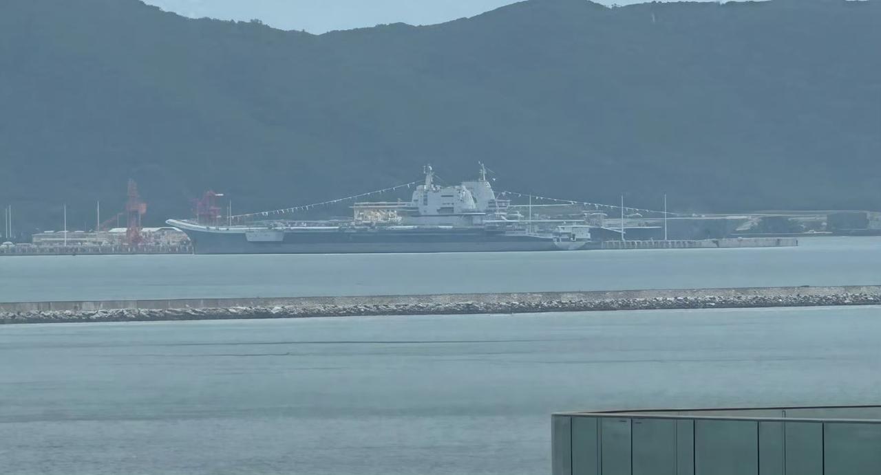 挂满彩旗，福建舰和山东舰同框停泊，正在等待检阅。从现有信息看，10月份就已经开