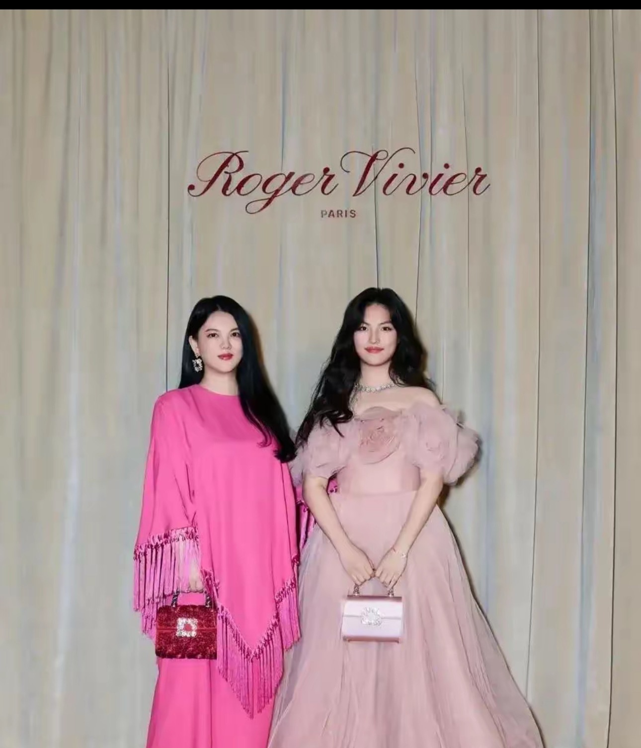 李湘账号被封那晚，王诗龄在伦敦画室待到凌晨三点。这不是巧合。母亲的每一次热搜争议