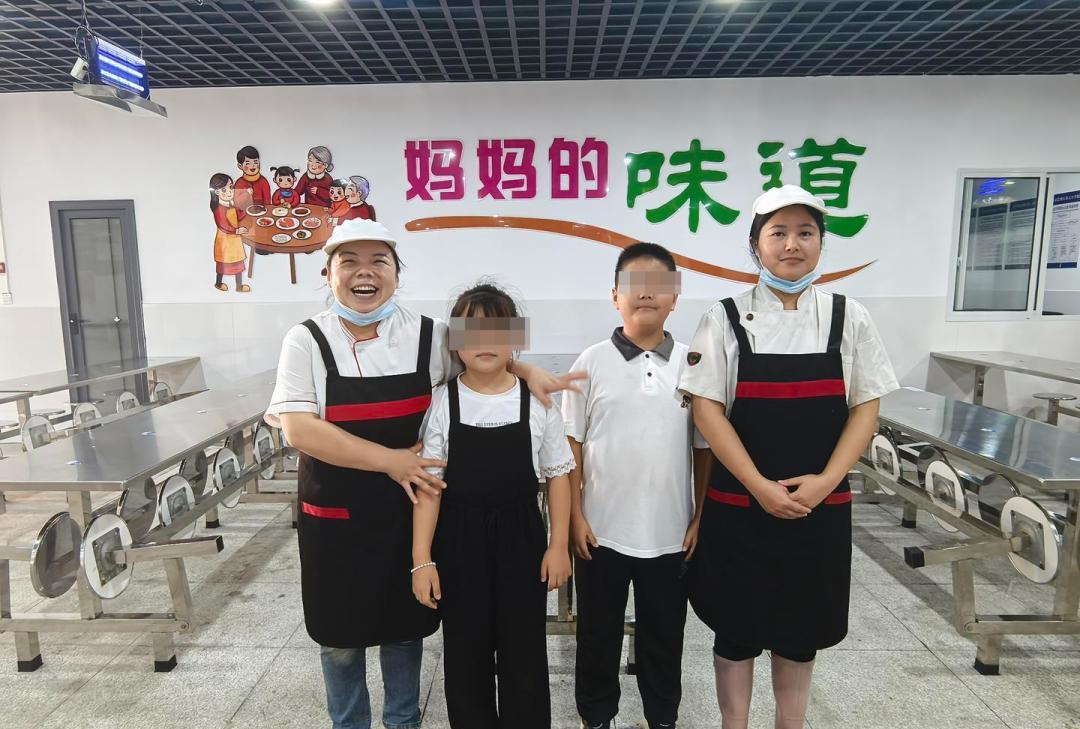 为保障学校学生就餐安全，近日四川巴中教育系统推行的的“妈妈食堂”模式，备受当地家