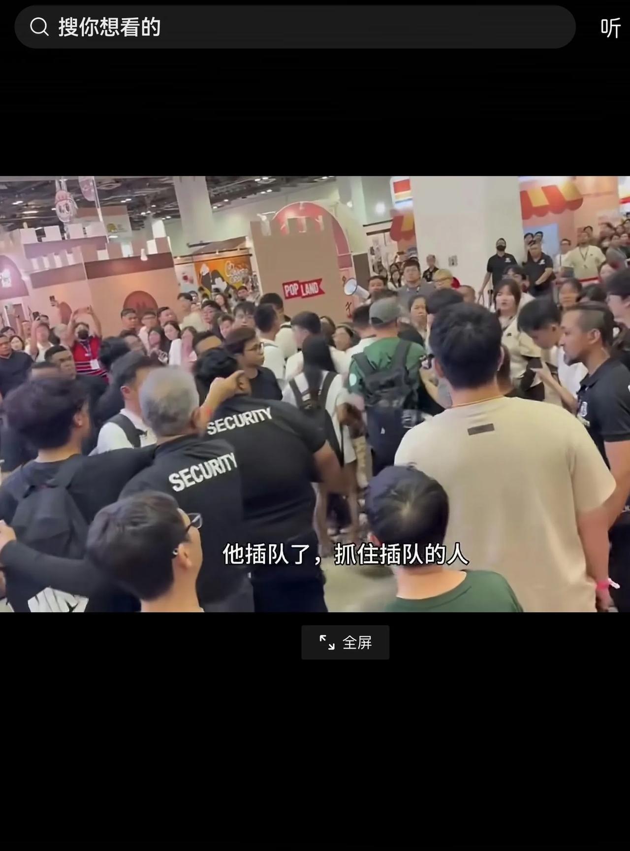一定要为同胞受到的侮辱讨回公道！我们一名同胞小伙在新加坡参加一个展会，进入时看