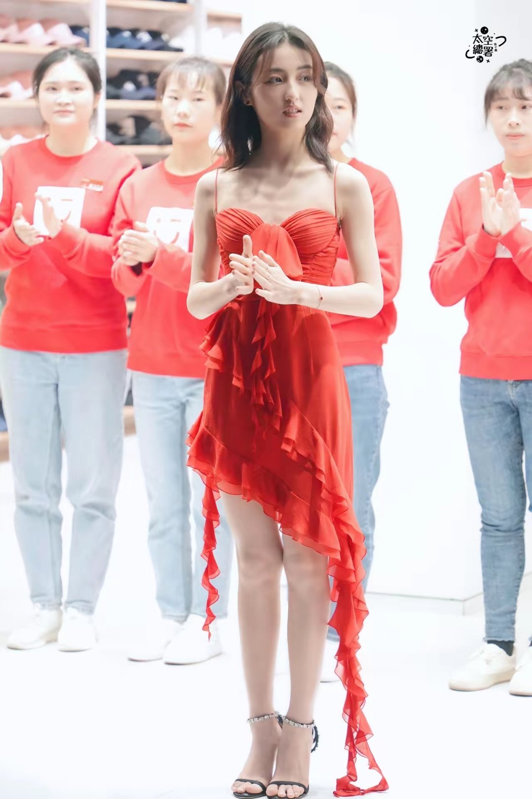 张子枫吊带红裙，枫叶姐姐这是要转型做酷girl了吗？爱了爱了！