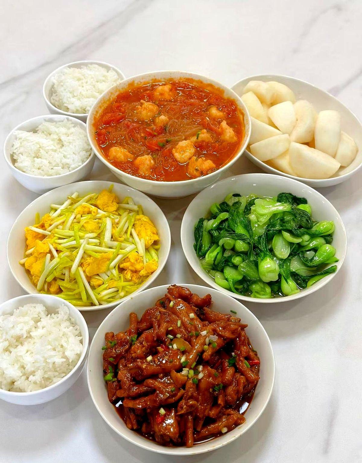 邻里串门本来是人情往来的润滑剂，可杭州网友“躺平的空巢妈”却在帖子里摆烂式求静，