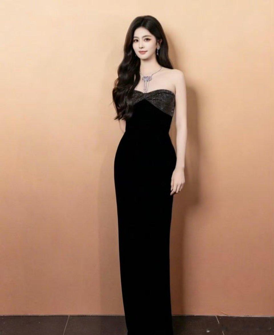 刘浩存VS白鹿同款礼服，谁更出彩?