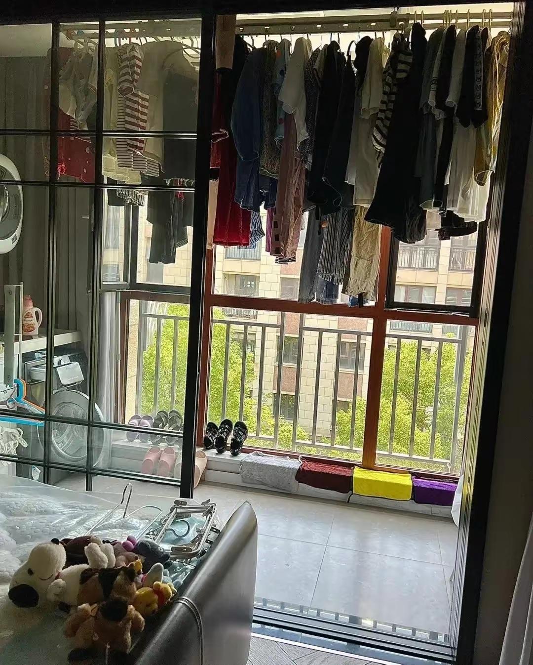 买商品房最怕冬天的阴雨天，一家老小的衣服挂在客厅的阳台上把屋子里的光线全挡住了，