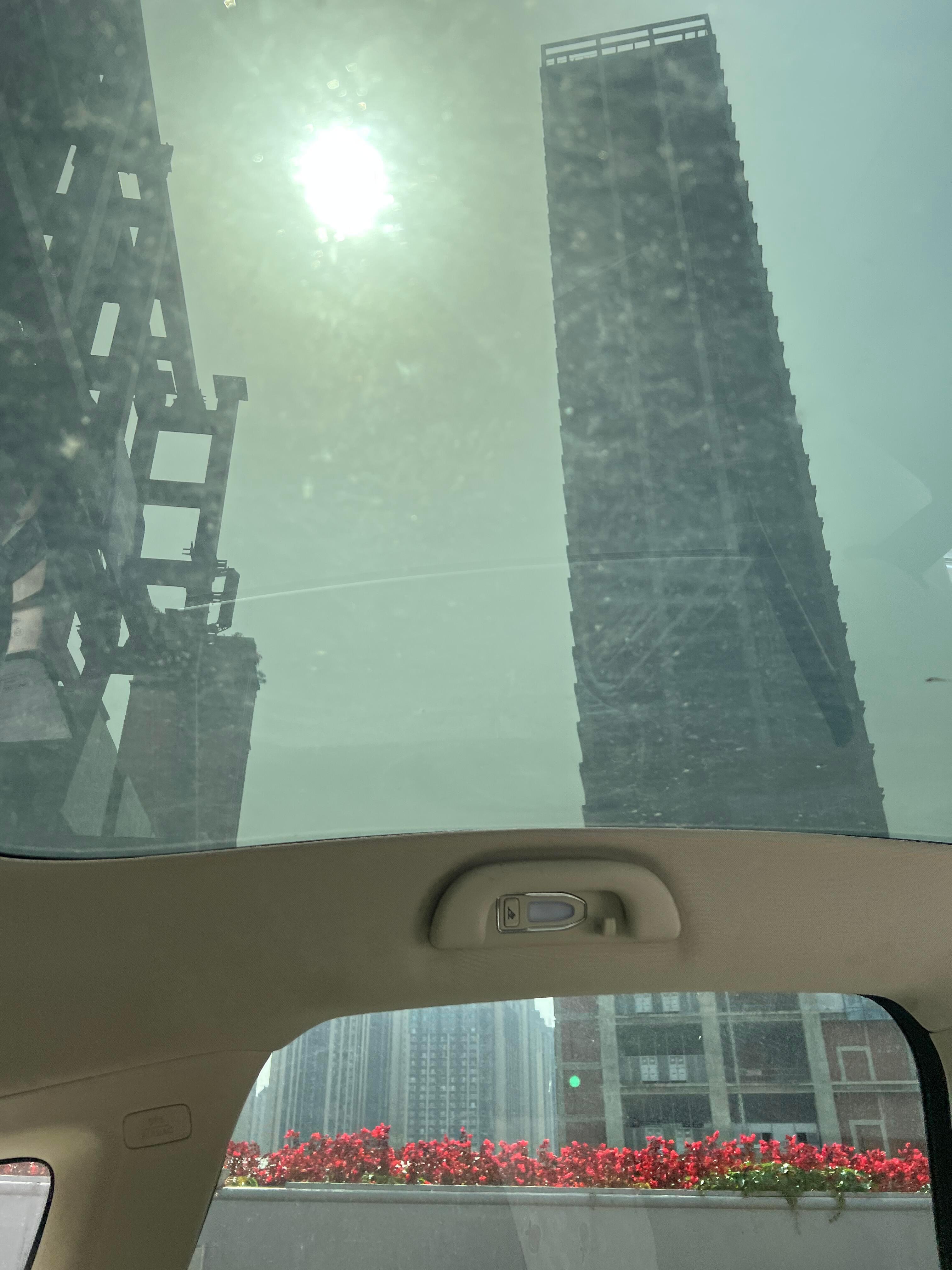 谁懂坐个车还必须打太阳伞