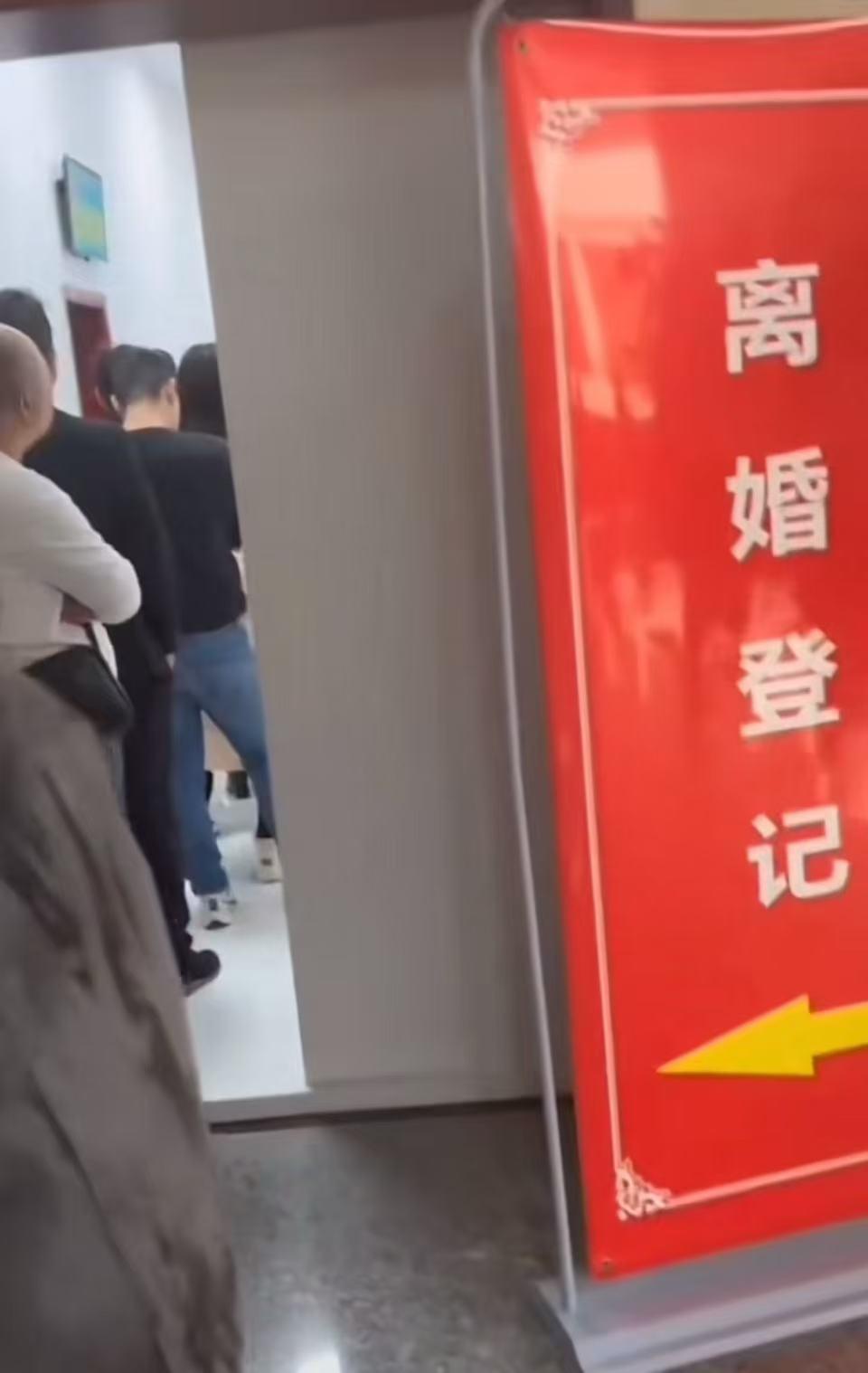 云南昆明，丈夫月薪10000多，妻子却硬要他每月出2000块，帮小舅子偿还车贷，