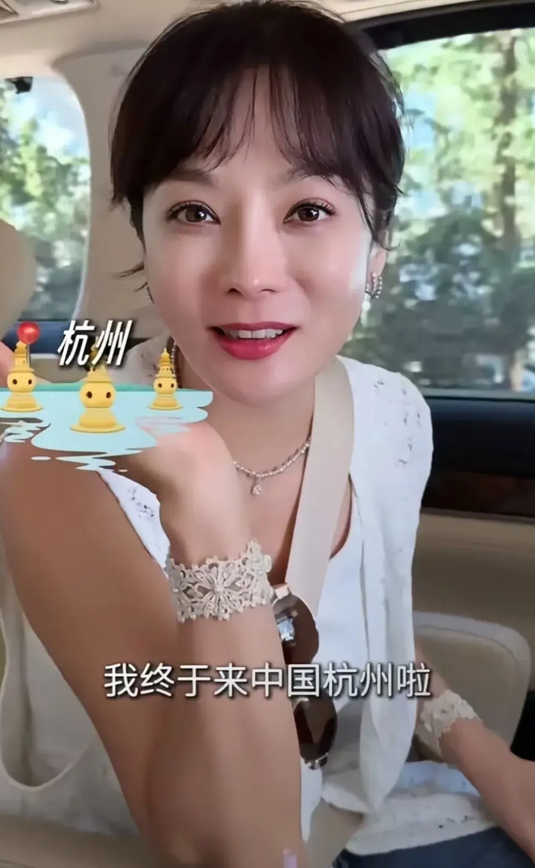 蔡琳终于带着儿子来中国了，小家伙终究是有中国血统，很喜欢中国。蔡琳也很享受中国