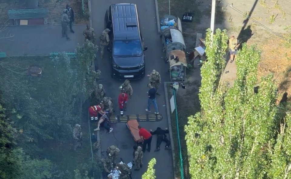 基辅街头爆发交火，乌克兰两大情报巨头激情互射。据乌媒爆料，基辅左岸的第聂伯罗夫斯基区的尤里娅·舒姆斯