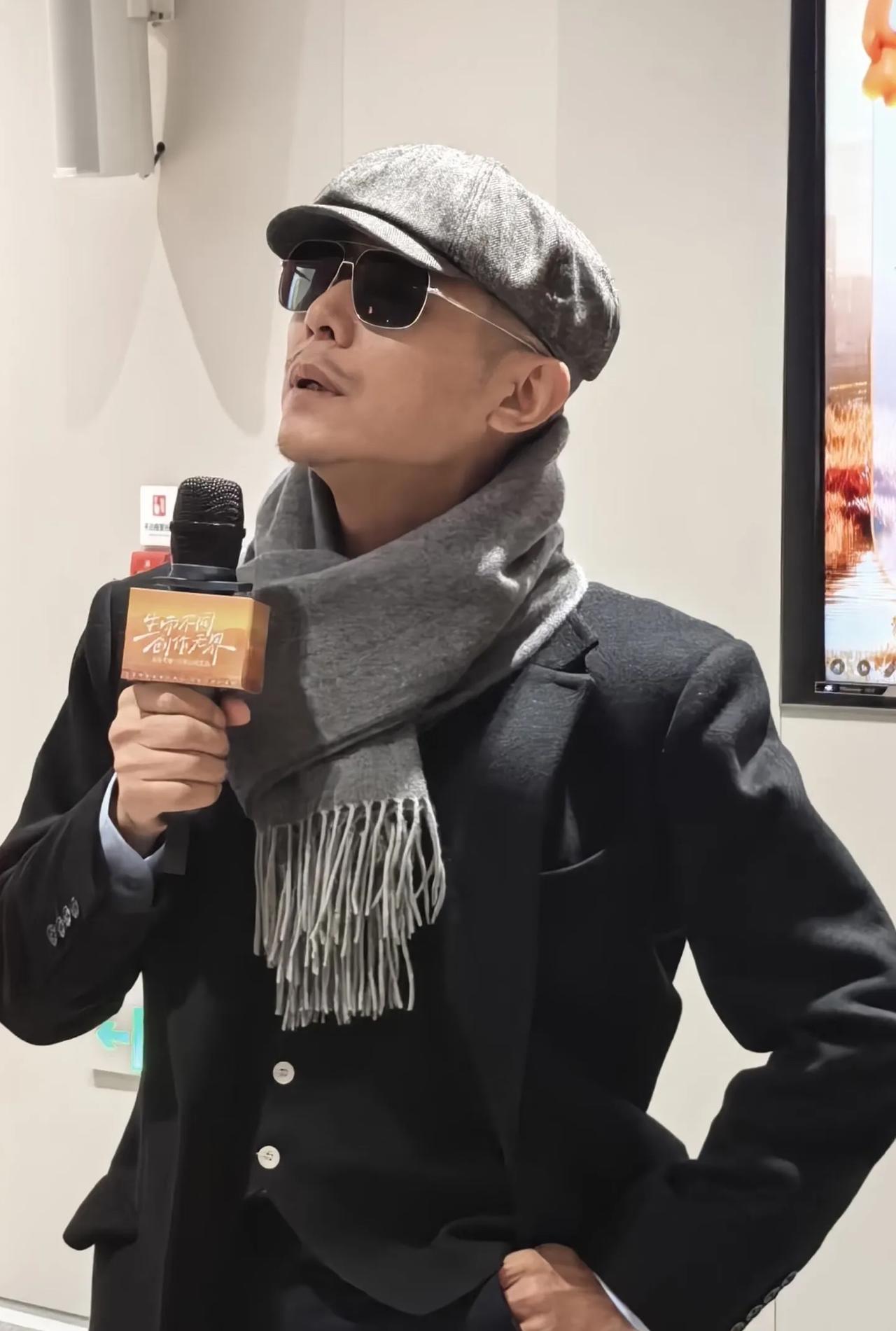 连麦男生：冰哥…我33岁，已婚。我爸妈非要逼我跟老婆假离婚，目的是为了把我的名字